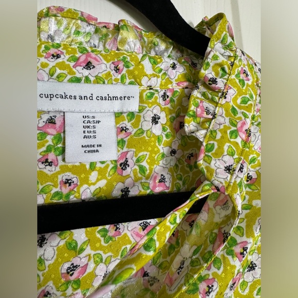 💐 NWOT! Cupcakes & Cashmere Shimmer Floral Blouse - Picture 3 of 8